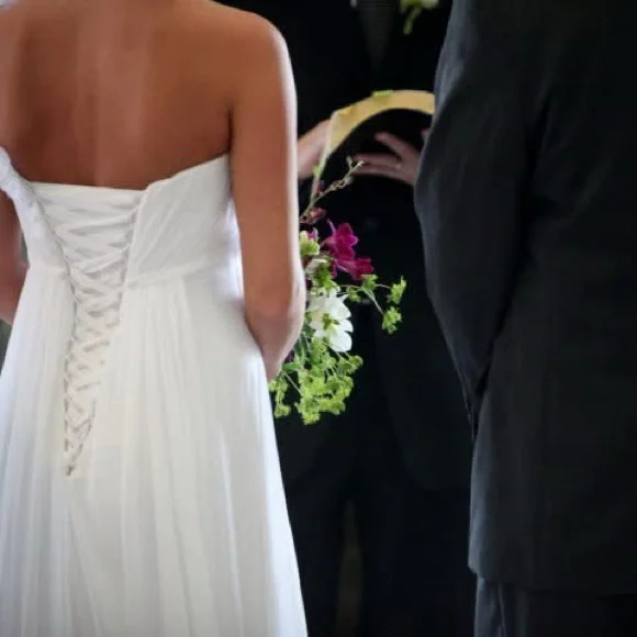 Elegant White One-Shoulder Gown - Picture 4 of 8